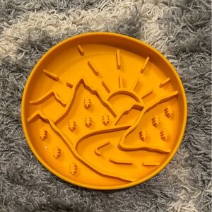 Dog slow feeder bowl (golden)